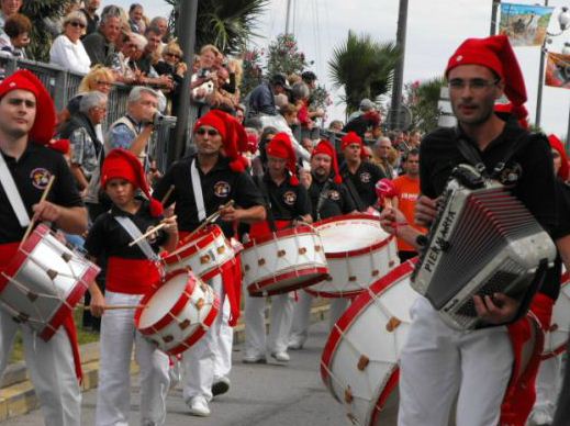 Une fanfare de rue pour une fête de village